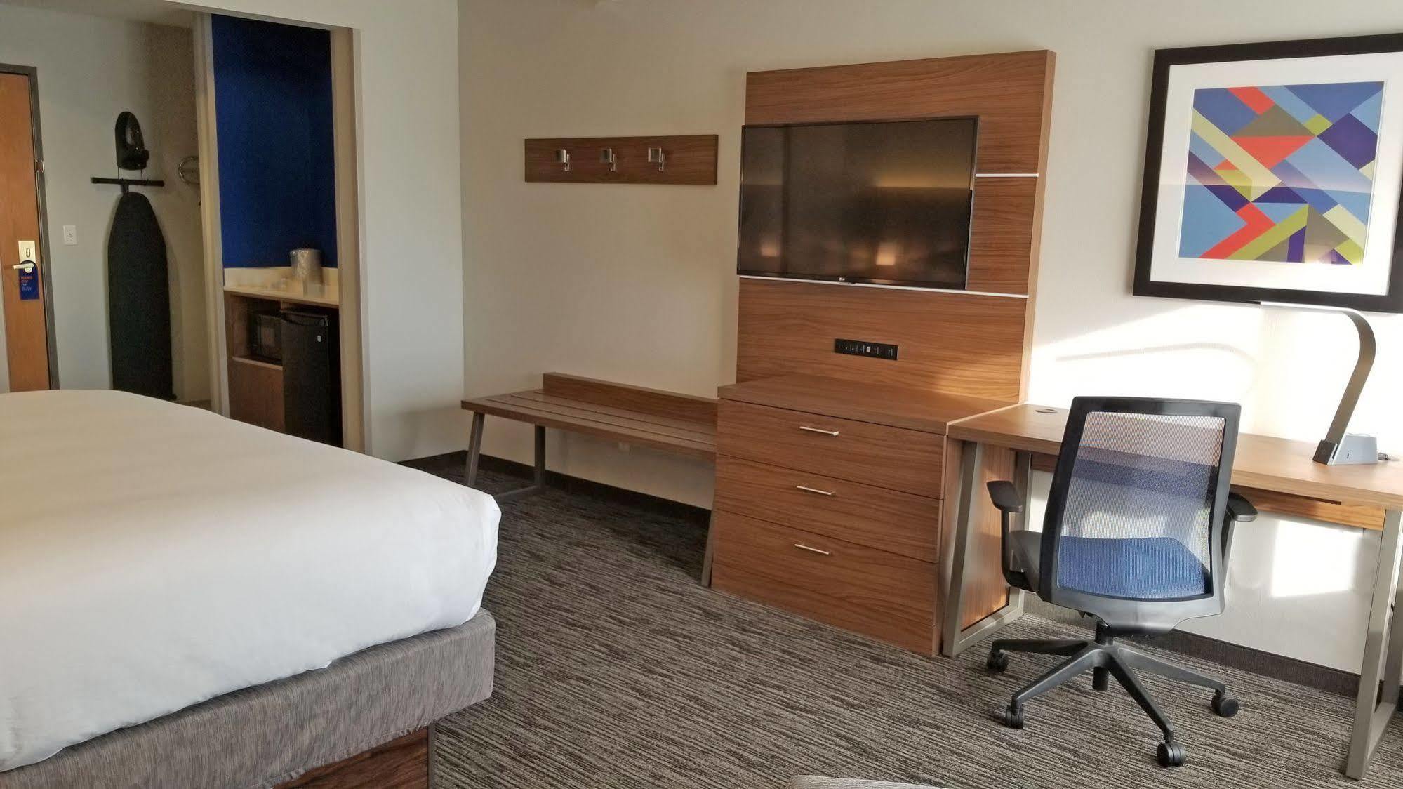 Holiday Inn Express Hotel & Suites Columbus By Ihg Zewnętrze zdjęcie
